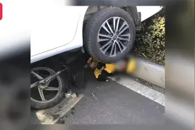 暖心！吉林长春一外卖小哥被撞卷入车底 市民冲上前抬车救人视频封面