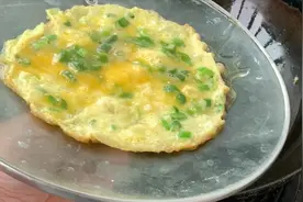 摊鸡蛋翻面是个问题？教你一招，从此再也不怕翻面翻不好了视频封面