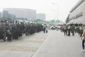 走进虹桥高铁站分享到整个全貌，巧遇新兵入伍，迎接仪式。