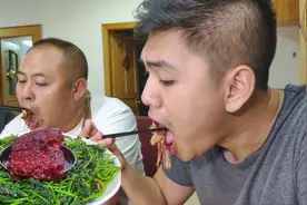 老刘今天做本帮扣肉，先煮后炸6小时，肉像果冻一样入口即化，香视频封面