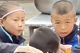 男孩吃酒席偶遇班主任，当场被吓得端着碗不知所措，表情引人爆笑视频封面