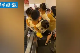 爸爸手抱三个女儿坐电梯视频封面