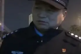 女子醉酒蹲路边，民警当起“保护神”，联系家属接回丨生活这一刻视频封面