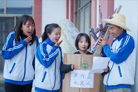 搞笑剧：大圣买写作业机器人，没想充电要喂游戏装备，大圣亏大了视频封面