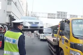 整治违法乱停 在场的罚200元不在场的直接拖走！视频封面