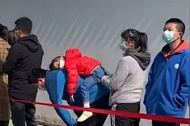 破防了！甘肃核酸检测现场 爸爸为熟睡女儿全程保持一个姿势视频封面