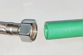 头一次见水电工这样接钢丝软管，原来PPR管不仅能热熔，还能攻丝视频封面