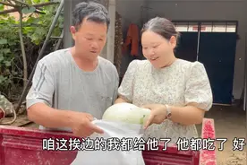 闺女回娘家看独身老爸，老爸提前包好饺子等她，还要给钱买房子视频封面
