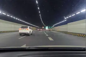 中国第二条海底隧道，青岛胶州湾海底隧道，长7800米，深82.8米