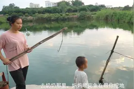 农村妈妈拿起扁担赶儿子，女儿在旁边唱歌，多少钱都买不到这一幕视频封面