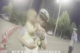 1岁男孩独自被锁在车里，嘴唇发紫哭闹不止，亲妈到底去哪了？视频封面