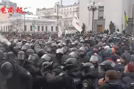 内忧外患！乌克兰大批抗议者冲击议会大厦 议员地下隧道仓皇撤离视频封面