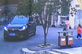 妈妈将娃送上车,孩子刚上车爸爸一脚油门走了,留自己在原地一脸懵视频封面