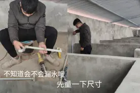 山里农民为节约钱，自己给猪舍装饮水器，这技术不知道会不会漏水