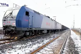 实拍中国最长火车！数数有多少节车厢视频封面