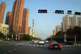 怕啥来啥！安徽司机路遇豪车生怕撞上，下一秒豪车变道直接撞上视频封面