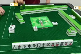 美国民间麻将比赛第一场：小伙刚要听牌，队友直接点炮结束视频封面