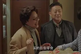 欢喜：方奶奶带来一大袋零食，方猴儿跟磊磊看见后，高兴坏了视频封面