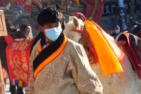 丁真牵小马珍珠参加理塘马术巡游 用独具民族特色表达新春的祝福视频封面