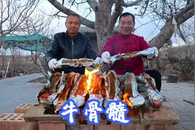 都说牛骨髓烤着吃才叫香，买5根边烤边吃，呲溜一口下去真满足