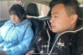 妞妞额头起疙瘩，痒疼让小伟带她看看，弄那大动静两块钱药膏搞定视频封面