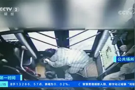 河南郑州：男子公交车内晕倒 车长乘客合力救助视频封面