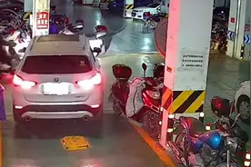 男子车位旁停满电动车，每次停车就像考科二，网友：反光镜太细节视频封面