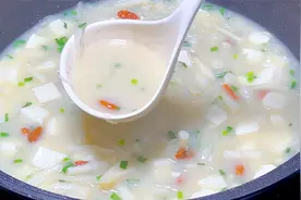 鲫鱼汤直接下锅煮是大错，教你饭店不外传秘方，汤汁如牛奶没腥味视频封面