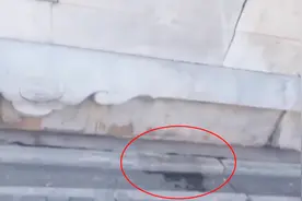 实拍！故宫内一男子背对着墙 离开后地面留下一滩不明液体视频封面