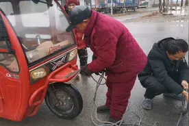 农村小伙路上看见老人电车没电了，主动帮忙拉车，媳妇：干得漂亮视频封面