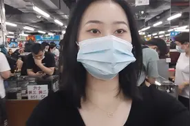 华强北手机批发市场12mini暴跌至两千，市场现货一堆依旧没人要！视频封面
