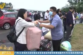 贴心！大一新生齐报到，学校组建志愿者队伍，帮助新生搬运行李视频封面