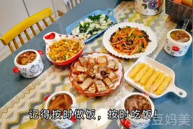 全职妈妈厨房忙碌一个多小时,午餐做五菜一汤,用心照顾家人的胃！视频封面