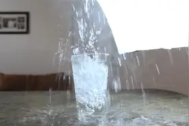 过热水是什么？将一枚硬币丢进水杯里，有趣的科学现象发生了视频封面