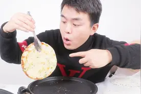 原来街边的手抓饼是这样做出来的，我以后再也不在街边吃手抓饼了视频封面