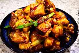 辣炒鸡块家常的做法，不焯水，外酥里嫩，香辣过瘾，一盘不够吃视频封面