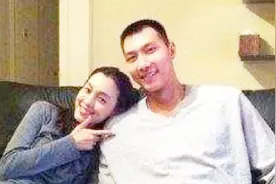 嫁给男篮一哥易建联是什么感受？阿联妻子荆灵回答耐人寻味视频封面