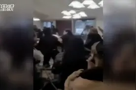 为了一块牛排 美国40人餐厅群殴视频封面