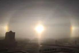 天空惊现“3个太阳”！呼伦贝尔现 “幻日”景观 如巨钻闪耀天空视频封面