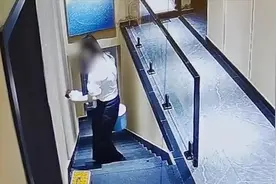女子走楼梯犹豫不决上下徘徊 下一秒后仰摔倒滚下楼梯视频封面