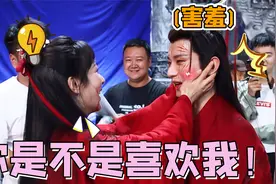 杨紫突然摸成毅脸，搞得成毅一脸害羞，俩人胡闹起来太好笑了视频封面