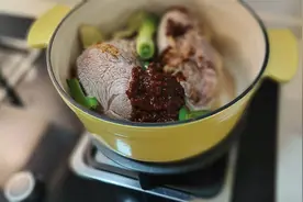 食谱分享：铸铁锅炖肉，又快又香，难怪大家都喜欢这个视频封面
