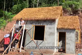 90后姑娘深山建房，用两根下水管做的逆天工程，你们觉得靠谱吗视频封面