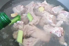 排骨焯水，万万不可直接下锅，别不当回事，不然导致肉又柴又难吃视频封面