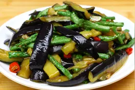 豆角炒茄子原来这么简单，大厨教你诀窍，咸香美味，下饭又好吃视频封面
