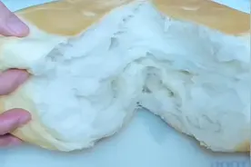 手套膜的小技巧，不用厨师机揉面机，轻松出手套膜，面包柔软拉丝视频封面