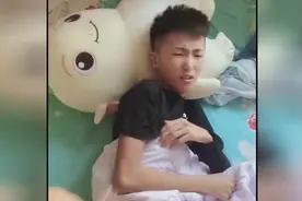 姐姐好奇心大起，想看看弟弟手机中自己的备注名，下一幕搞笑了