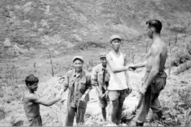 朝鲜战场正式停火，志愿军和美军走出阵地，画面被拍下视频封面
