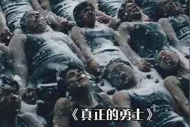 900个男人手拉手躺着，日晒霜打都不松，看完结局陷入沉思！短片视频封面