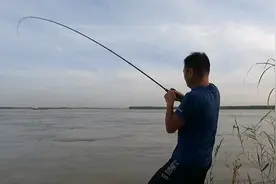 这几条大鱼，充分体现了路亚钓鱼的刺激和惊喜，对于男人这真过瘾视频封面
